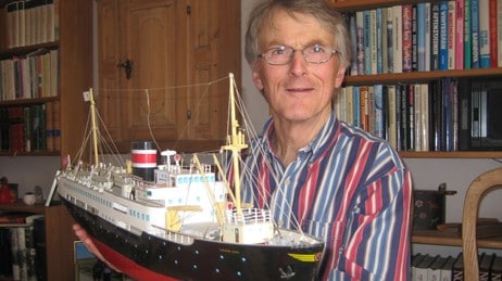 Pål Espolin Johnson med modell av Håkon Jarl (Foto: Haakon Dirk Blaauw/NRK) Pål Espolin Johnson med modell av Håkon Jarl (Foto: Haakon Dirk Blaauw/NRK)
