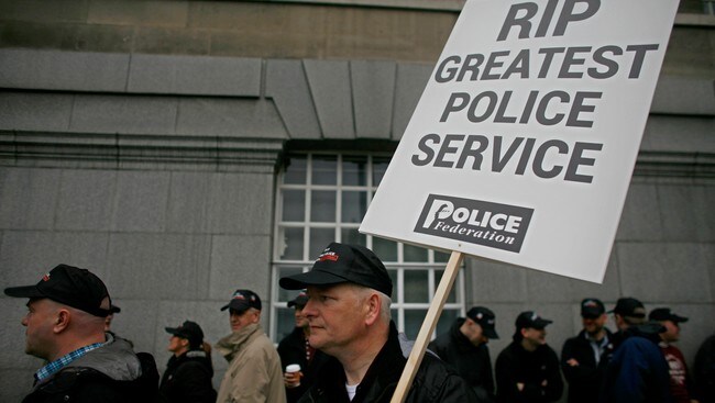 Britisk politi i protestmarsj gjennom London (Foto: TAL COHEN/Afp) Britisk politi i protestmarsj gjennom London (Foto: TAL COHEN/Afp)
