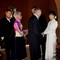 Kjell Magne Bondevik hilser på Aung San Su Kyi før middagen tar til.