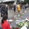 Den blå steinen har flere vært fylt til randen av blomster etter terrorangrepene. Også i dag ble det lagt ned blomster. Den blå steinen har flere vært fylt til randen av blomster etter terrorangrepene. Også i dag ble det lagt ned blomster.