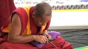 Kunstverk av sandkorn - I seks dager har tibetanske munker jobbet med ett kunstverk av sandkorn på Kulturhuset i Kristiansand. Idag ble kunstverket strødd utover havet.