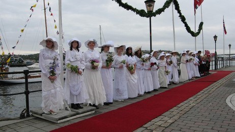 Kroningsreise 2006 Kristiansund: kvitkledde jenter (Foto: Odd Sørås/NRK)