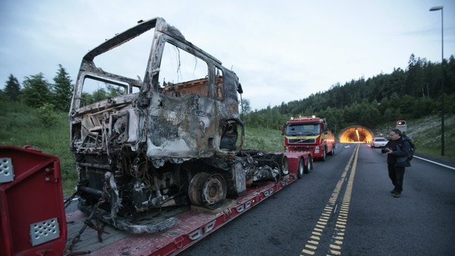 Trailer som begynte å brenne i Oslofjordtunnel (Foto: Solum, Stian Lysberg/NTB SCANPIX) Trailer som begynte å brenne i Oslofjordtunnel (Foto: Solum, Stian Lysberg/NTB SCANPIX)