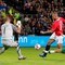 John Carew i aksjon mot Portugals Ricardo Carvalho og keeper Eduardo. John Carew i aksjon mot Portugals Ricardo Carvalho og keeper Eduardo.