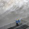 The Three Gorges Dam slipper ut vann for å senke nivået i et reservoar i Yichang, Hubei-provinsen. Kinas massive Three Gorges dam står overfor en stor test av flomdemping-fuksjonen. 