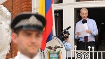 Wikileaks grunnlegger Julian Assange i Ecuadors ambassade i London (Foto: OLIVIA HARRIS/Reuters) Wikileaks grunnlegger Julian Assange i Ecuadors ambassade i London (Foto: OLIVIA HARRIS/Reuters)