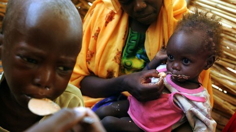 Barn får medisiner i Leger uten grensers leir vest i Sudan. (Foto: Marco Longari, MARCO LONGARI)
