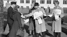 Kommunevalget 1951. Listebærere fra Høyre og Arbeiderpartiet deler ut lister utenfor stemmelokalet. (Foto: Scanpix/Scanpix) Kommunevalget 1951. Listebærere fra Høyre og Arbeiderpartiet deler ut lister utenfor stemmelokalet. (Foto: Scanpix/Scanpix)