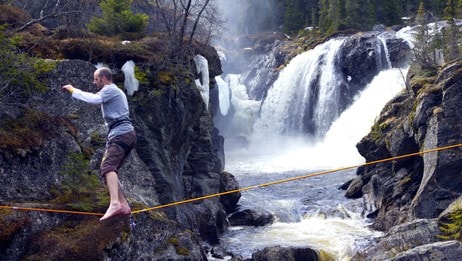 Christian Schou over Rjukandefoss i Hemsedal (Foto: Andre Marton)