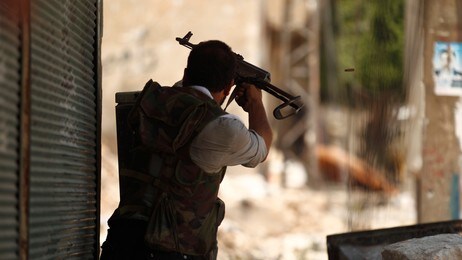 En soldat fra Den frie syriske hære kjemper i Aleppo (Foto: ZOHRA BENSEMRA/Reuters) En soldat fra Den frie syriske hære kjemper i Aleppo (Foto: ZOHRA BENSEMRA/Reuters)