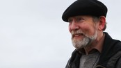 «Leggja luft av ved oppå lukt av ved» - Helge Torvund leser diktet «Skal me leggja ein vedstabel».