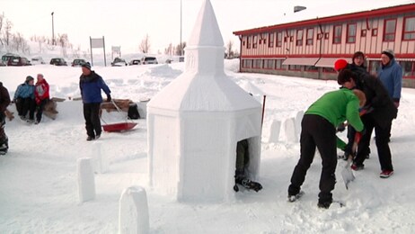 Snøkopi av Dverberg kirke (Foto: Knut Rindahl/NRK) Snøkopi av Dverberg kirke (Foto: Knut Rindahl/NRK)