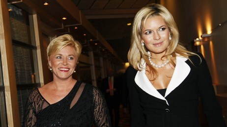 Siv Jensen og Celina Midelfart (Foto: Terje Bendiksby/Scanpix) Siv Jensen og Celina Midelfart (Foto: Terje Bendiksby/Scanpix)