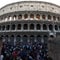 Demonstrantene marsjerer forbi Colosseum i Roma. Demonstrantene marsjerer forbi Colosseum i Roma.