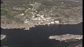 Strandhogg: Brekkestø - 1992 - I vår tid er det påhengsmotorer og lettkledde turister som preger bildet i en sørlandsk uthavn en sommerdag. I seilskutetiden var det sjøfolk fra alle verdenshjørner som invaderte Brekkestø. Femti-seksti skuter kunne ligge inne samtidig.