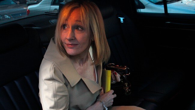 J.K Rowling på vei bort fra rettsalen (Foto: JOSHUA LOTT/REUTERS) J.K Rowling på vei bort fra rettsalen (Foto: JOSHUA LOTT/REUTERS)