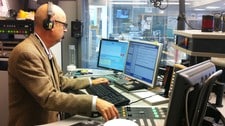 Thor-Albert Frøsland i NRK Alltid Nyheter-studio (Foto: Chris Carlsen/NRK) Thor-Albert Frøsland i NRK Alltid Nyheter-studio (Foto: Chris Carlsen/NRK)