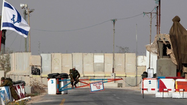 Israelsk soldat ved Kerem Shalom-grensa mellom Israel og Gazastripen (Foto: Tsafrir Abayov/Scanpix/AP) Israelsk soldat ved Kerem Shalom-grensa mellom Israel og Gazastripen (Foto: Tsafrir Abayov/Scanpix/AP)