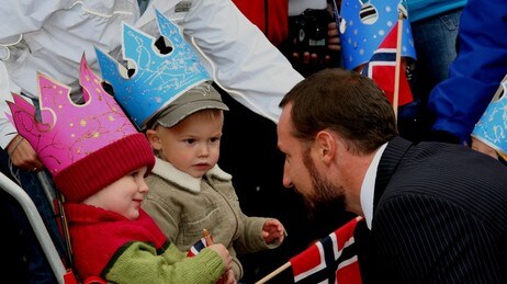 Kronprinsparet i Eid (Foto: Øyvind Torvund/NRK) Kronprinsparet i Eid (Foto: Øyvind Torvund/NRK)