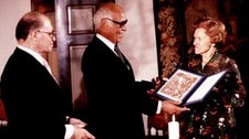 Aase Lionæs overrekker Nobels fredspris til Menachem Begin og Anwar Sadats rådgiverSayed Ahmed Marei (Foto: Thorberg, Erik/SCANPIX) Aase Lionæs overrekker Nobels fredspris til Menachem Begin og Anwar Sadats rådgiverSayed Ahmed Marei (Foto: Thorberg, Erik/SCANPIX)