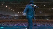 Little Steven hyller Lilyhammer - Under konserten med Bruce Springsteen i Oslo sang Little Steven en hyllest til TV-serien han spiller hovedrollen i, Lillyhammer.