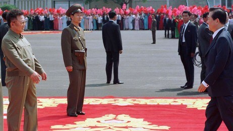 Møte mellom Kim Jong Il og Kim Dae Jung (Foto: POOL/REUTERS) Møte mellom Kim Jong Il og Kim Dae Jung (Foto: POOL/REUTERS)