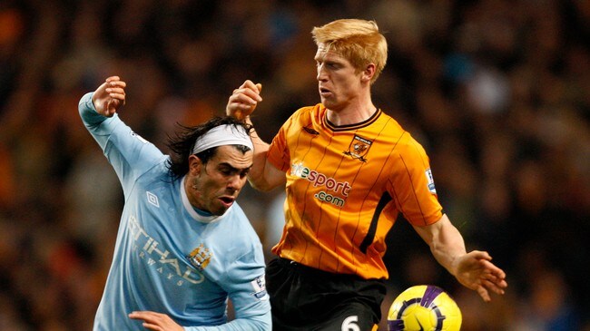 Manchester Citys Carlos Tevez i duell med Hulls Paul McShane. (Foto: Jon Super/Scanpix/AP) Manchester Citys Carlos Tevez i duell med Hulls Paul McShane. (Foto: Jon Super/Scanpix/AP)