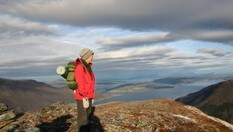 Fra toppen av Blånebba 704 moh er det fin utsikt mot bl.a. Freiøya, Bergsøya, Aspøya og Tustna.