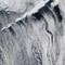 Skyene er avgjørende for livet og kretsløpene på jorda. Med hjelp av blant annet satellitter vet vi nå mye mer om dem. Her strømmer luften over, og mellom toppene, på en øyrekke utenfor Alaska, og det dannes såkalte «virvelgater».