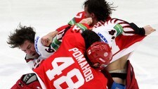 Slåsskamp i russisk ishockey. Nr 48 er Alexander Romanov fra Vityaz Chekhov. (Scanpix/Reuters)