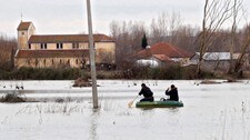 Flom i Albania (Foto: AFP/GENT SHKULLAKU)