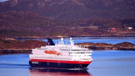 Sydgående hurtigrute Nordkapp anløper Rørvik en kald og stille aprilkveld (Foto: Peter M. Laugen)