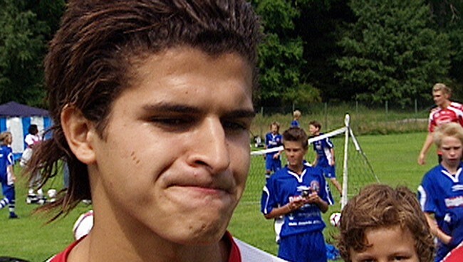Tarik Elyounoussi vurderer Le Mans-tilbud (Foto: Christian Nygaard-Monsen/NRK) Tarik Elyounoussi vurderer Le Mans-tilbud (Foto: Christian Nygaard-Monsen/NRK)