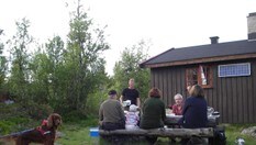 Hyggelig rast ved selvbetjeningshytta Djupslia