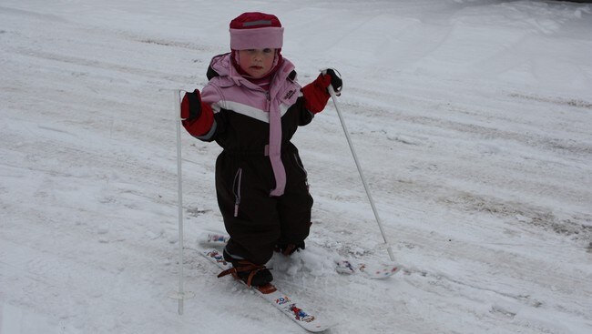 Theas første skitur (Foto: Øyvind Karlsen)