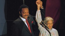 Jesse Jackson og Rosa Parks under Demokratenes landsmøte i Atlanta 1988 (AP) Jesse Jackson og Rosa Parks under Demokratenes landsmøte i Atlanta 1988 (AP)