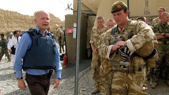 William Hague i Afghanistan (Foto: Abdul Malik Watanyar/Reuters) William Hague i Afghanistan (Foto: Abdul Malik Watanyar/Reuters)
