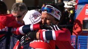 Bjørgen gir skismører Perry Olsson en stor klem etter gullet på tremila - Marit Bjørgen vant VM-gull på ski fra 2004. Her får Bjørgens personlige skismører Perry Olsson, en stor klem etter målgang. Reporter: Morten Stenberg. Foto: Henrik Myhr Nielsen. Redigering: Vegard Lien