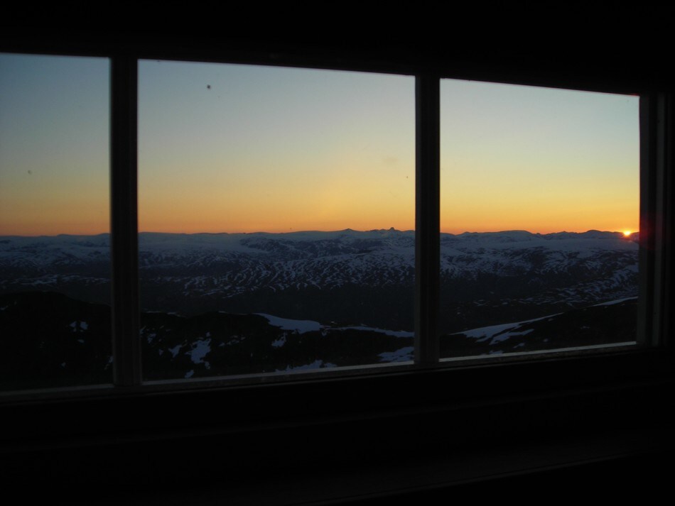 Slik ser solnedgangen ut fra senga på Fannaråkhytta.