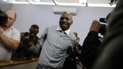 Chris Mahlungu på vei inn i retten i Terre'Blanche-saken