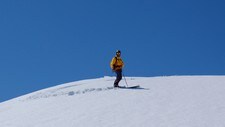 Skiløper på kanten (Foto: Oskar Åslund/Den Norske Turistforening)