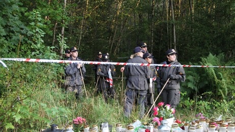 Politiet søker i Kolbotn (Foto: Svein Olsson, NRK) Politiet søker i Kolbotn (Foto: Svein Olsson, NRK)