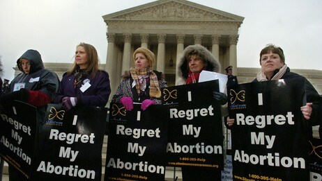 Abortmotstandere foran Høyesterett. (Foto: MIKE THEILER/REUTERS)
