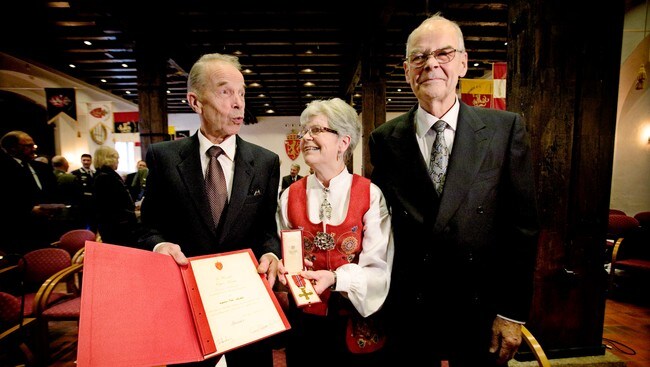 Bjørnar Austlid, Gunnhild Oppigard Austlid og Hallvard Austlid mottar krigskorset (Foto: Linn Cathrin Olsen/Scanpix)