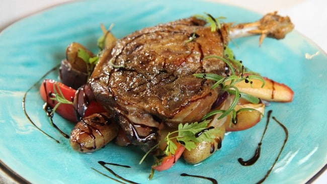 Konfiterte andelår med rødløk og eple