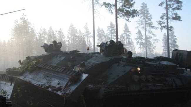 Forsvaret deltok også i slukningsarbeidet (Foto: Vera Wold/NRK)