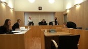 Rettssak mot hundeeier startet i dag - En familie fra Makedonia sliter fortsatt med skadene de fikk da de ble angrepet og skambitt av hunder i Mandal i fjor sommer. I dag startet rettssaken mot hundeeieren, som står tiltalt for brudd på hundeloven.