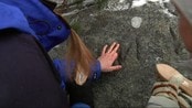 Fikk svar på mystisk funn - I sommer fant noen gutter på Hvaler mystiske inskripsjoner i fjellet. Guttene trodde kanskje det var helleristinger eller runer. I dag kom arkeologer fra Sverige for finne ut HVA disse inskripsjonene er: