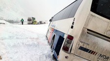 Buss teken av ras i Våtedalen. (Foto: Heidi Lise Bakke/NRK) Buss teken av ras i Våtedalen. (Foto: Heidi Lise Bakke/NRK)