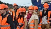 Eksotisk for Oslo-gymnastar - Over 30 elevar ved Oslo handelsgymnasium valde denne veka vekk ekskursjon til Cannes - til fordel for verftsnæringa på Sunnmøre. At læraren deira er sunnmøring var nok medverkande til at Ulsteinvik blei vald framfor andre reisemål.